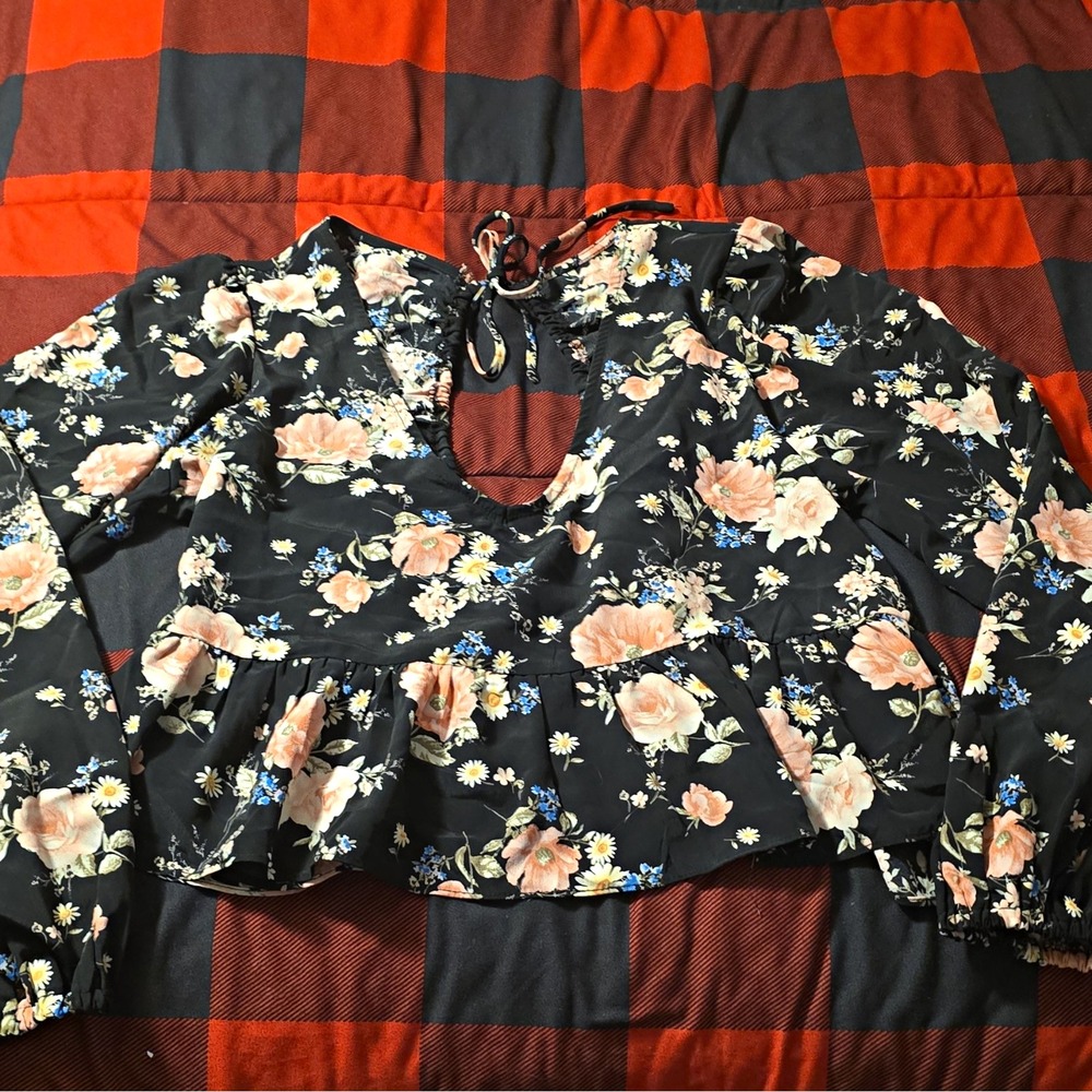 Women's Black Floral V-Neck Cropped Blouse Long Sleeve Tie Back Open Back Adjust